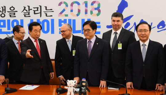 여당 원내지도부 만난 배리 앵글 GM 총괄 부사장  더불어민주당 우원식 원내대표와 자유한국당 김성태 원내대표, 정의당 노회찬 원내대표 등 여야 원내지도부가 20일 오전 국회 더불어민주당 원내대표실을 방문한 배리 앵글 GM 총괄 부사장, 카허 카젬 한국GM 사장 등과 인사하고 있다. 왼쪽부터 홍영표 환노위원장, 자유한국당 김성태 원내대표, 배리 앵글 GM 총괄 부사장, 더불어민주당 우원식 원내대표, 카허 카젬 한국GM 사장, 정의당 노회찬 원내대표.  2018.2.20